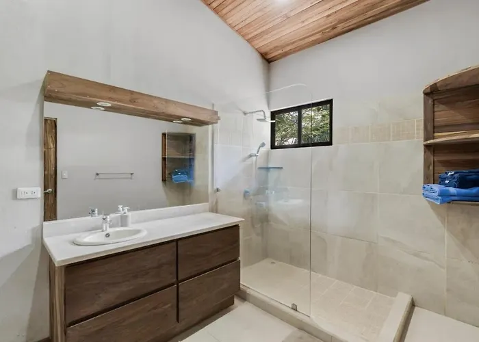 Stylish 3-bedroom Tropical Escape With Pool & Outdoor Living, 1 Block From Playa Potrero (Guanacaste)