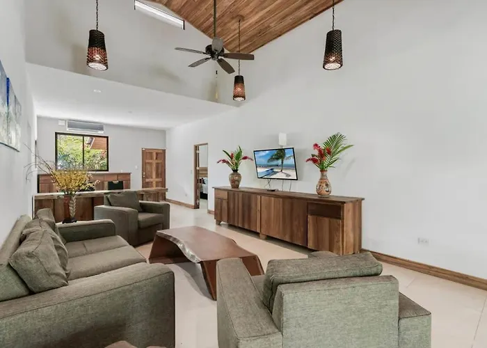 Holiday home Stylish 3-bedroom Tropical Escape With Pool & Outdoor Living, 1 Block From Playa