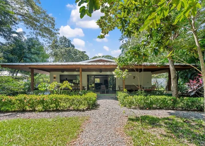Holiday home Stylish 3-bedroom Tropical Escape With Pool & Outdoor Living, 1 Block From Playa